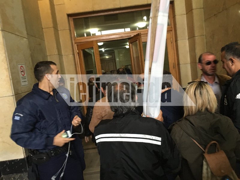 Κατάληψη στο γραφείο του Χουλιαράκη από την ΠΟΕ-ΟΤΑ [εικόνες] | iefimerida.gr 2