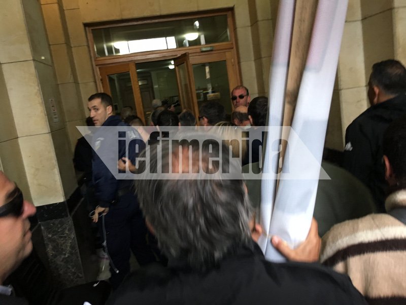 Κατάληψη στο γραφείο του Χουλιαράκη από την ΠΟΕ-ΟΤΑ [εικόνες] | iefimerida.gr 3