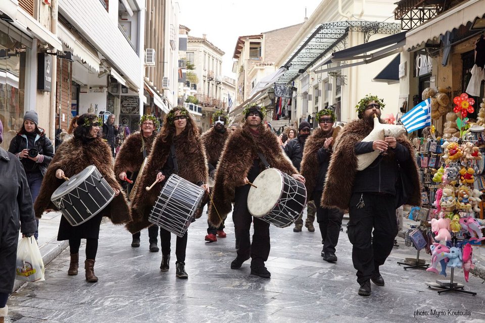 Τσικνοπέμπτη στο Σύνταγμα -Με Κουδουνάτους για να φύγει το κακό [εικόνες & βίντεο] | iefimerida.gr 1