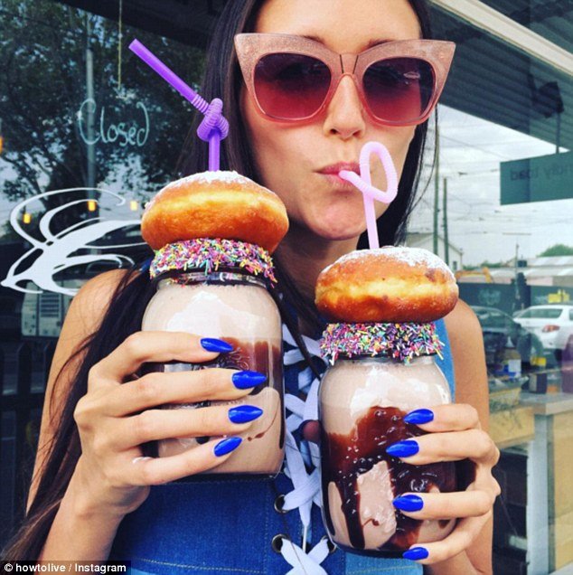 H λαιμαργία είναι μόδα: Καλλονές φωτογραφίζονται τρώγοντας  πίτσες, μπέργκερ και παγωτά [εικόνες] | iefimerida.gr 1