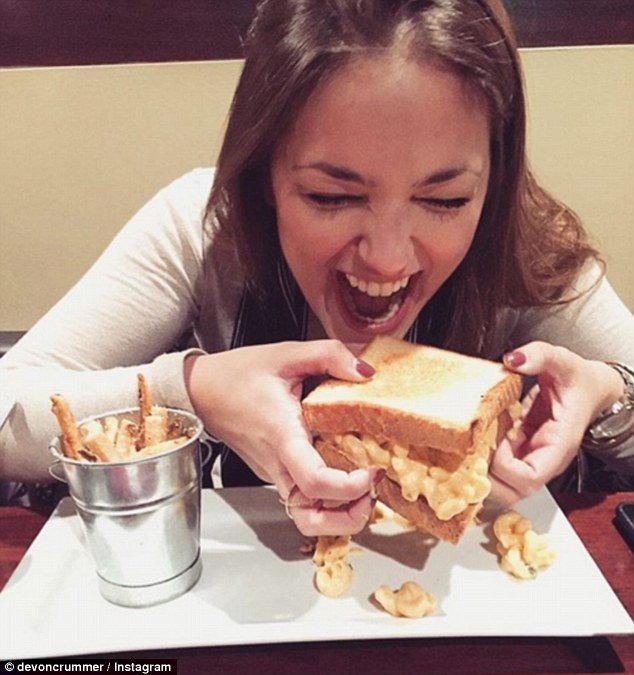 H λαιμαργία είναι μόδα: Καλλονές φωτογραφίζονται τρώγοντας  πίτσες, μπέργκερ και παγωτά [εικόνες] | iefimerida.gr 2