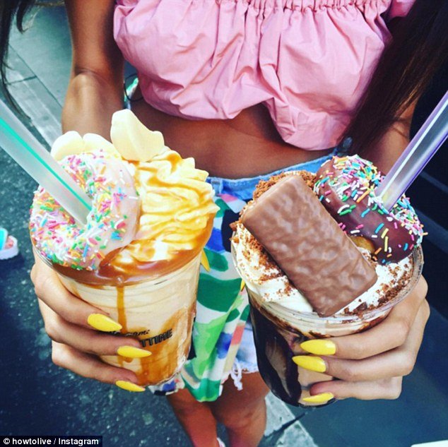 H λαιμαργία είναι μόδα: Καλλονές φωτογραφίζονται τρώγοντας  πίτσες, μπέργκερ και παγωτά [εικόνες] | iefimerida.gr 3