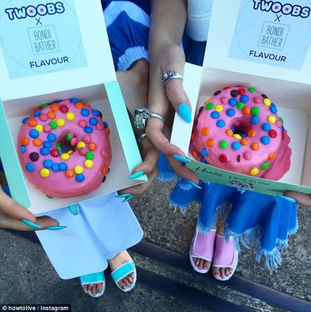 H λαιμαργία είναι μόδα: Καλλονές φωτογραφίζονται τρώγοντας  πίτσες, μπέργκερ και παγωτά [εικόνες] | iefimerida.gr 4