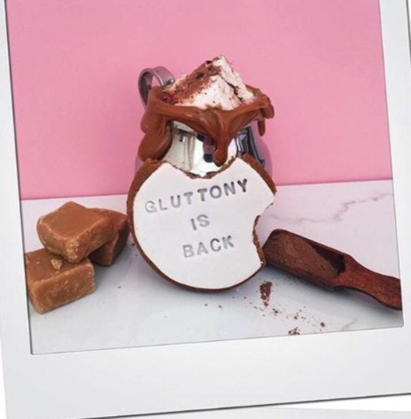 H λαιμαργία είναι μόδα: Καλλονές φωτογραφίζονται τρώγοντας  πίτσες, μπέργκερ και παγωτά [εικόνες] | iefimerida.gr 7