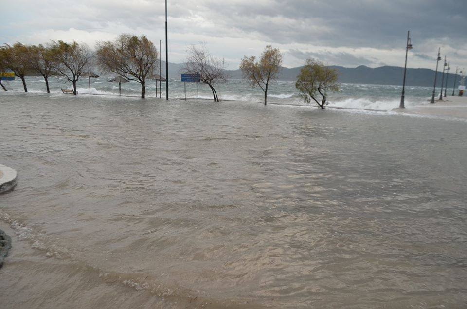 Πλημμύρισε με... θάλασσα η Γλύφα [εικόνες] | iefimerida.gr 1