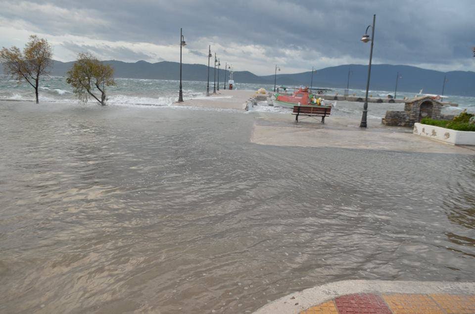 Πλημμύρισε με... θάλασσα η Γλύφα [εικόνες] | iefimerida.gr 2