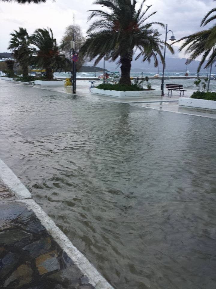 Πλημμύρισε με... θάλασσα η Γλύφα [εικόνες] | iefimerida.gr 3