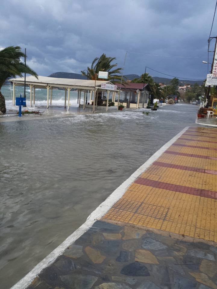 Πλημμύρισε με... θάλασσα η Γλύφα [εικόνες] | iefimerida.gr 5