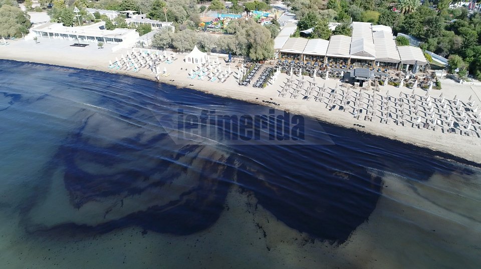 Η καταστροφή της παραλίας στη Γλυφάδα από ψηλά -Μαύρισε η ακτογραμμή [αποκλειστική εικόνα] | iefimerida.gr 0