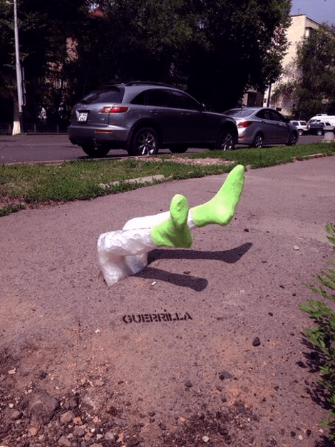 Μας βάζουν ιδέες: Καλλιτέχνες κλείνουν τις λακκούβες με γλυπτά που θυμίζουν ανθρώπινα πόδια [εικόνες] | iefimerida.gr 0