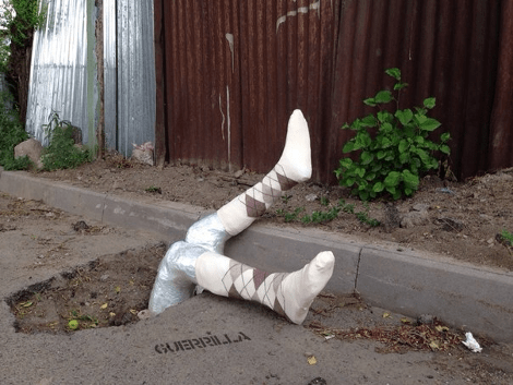 Μας βάζουν ιδέες: Καλλιτέχνες κλείνουν τις λακκούβες με γλυπτά που θυμίζουν ανθρώπινα πόδια [εικόνες] | iefimerida.gr 1