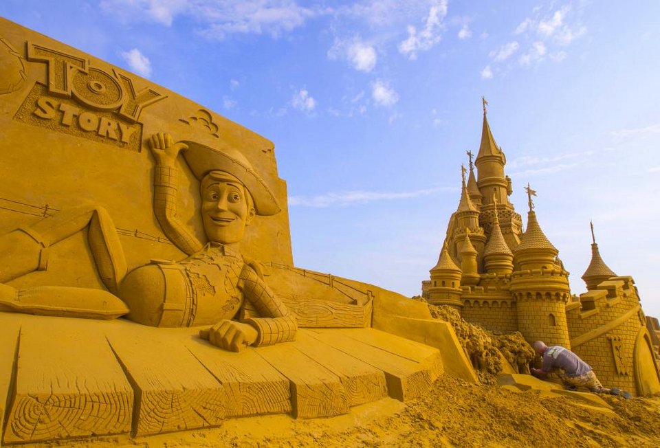 Εχτισαν παλάτια στην άμμο: Απίστευτα γλυπτά με έμπνευση από τον κόσμο του κινηματογράφου [εικόνες] | iefimerida.gr 1