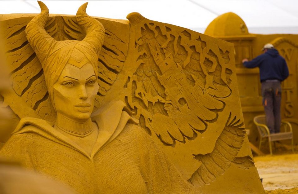 Εχτισαν παλάτια στην άμμο: Απίστευτα γλυπτά με έμπνευση από τον κόσμο του κινηματογράφου [εικόνες] | iefimerida.gr 4