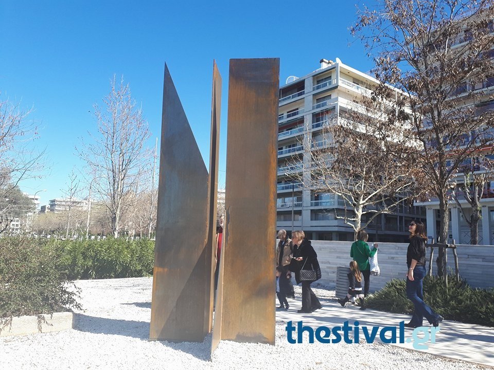 Στήθηκε γλυπτό 4 μέτρων από χάλυβα στη Νέα Παραλία Θεσσαλονίκης [εικόνες] | iefimerida.gr 1