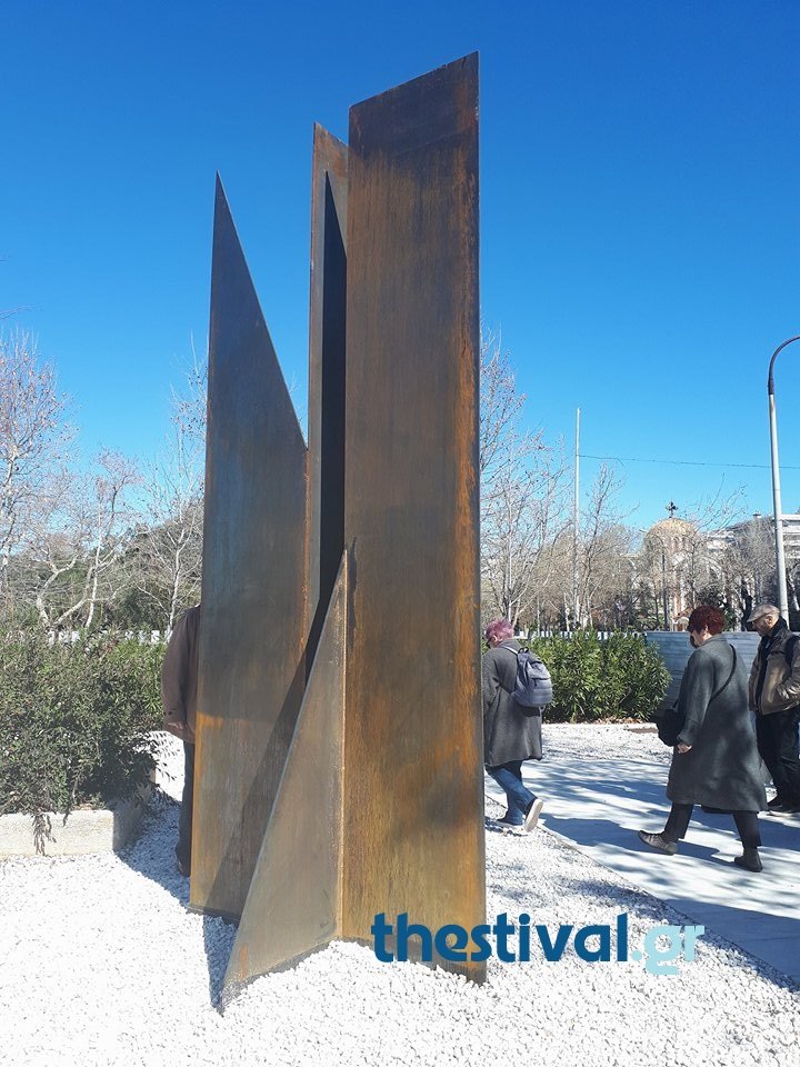 Στήθηκε γλυπτό 4 μέτρων από χάλυβα στη Νέα Παραλία Θεσσαλονίκης [εικόνες] | iefimerida.gr 0