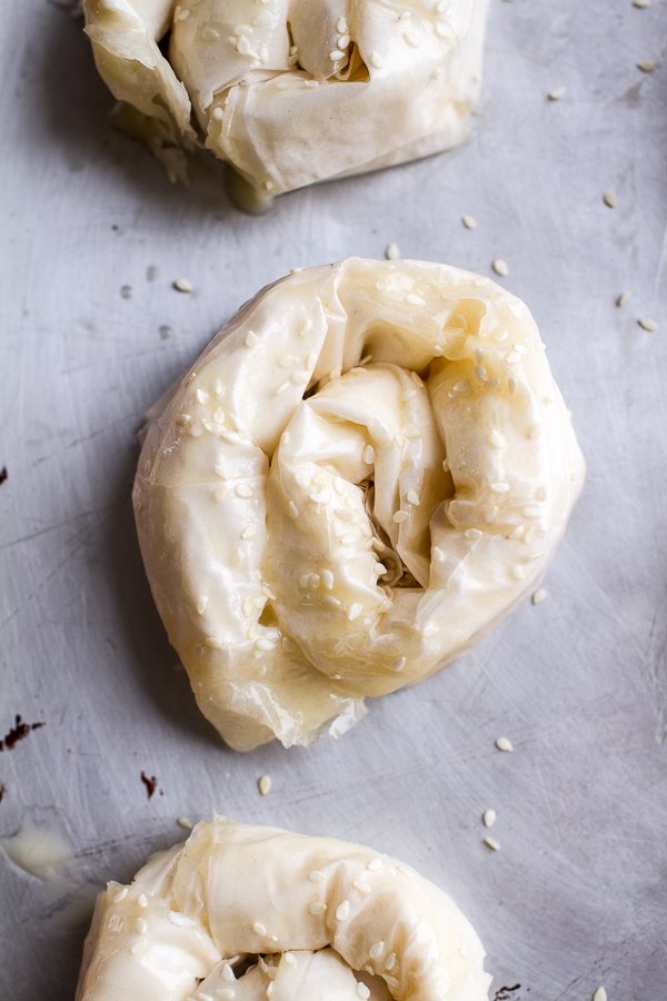 Για το ρεβεγιόν: εύκολα στριφτά πιτάκια με κατσικίσιο τυρί, μέλι, ρόδι και φιστίκια Αιγίνης [εικόνες] | iefimerida.gr 2