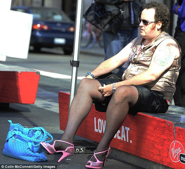 Οι άντρες με τις γόβες: Μαραθώνιος για τη σεξουαλική βία -«Περπάτα ένα μίλι με τα παπούτσια της» [εικόνες] | iefimerida.gr 2