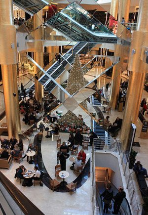 Σάλος με άρθρο στο left.gr για το Golden Hall: Ο Λένιν, οι κυρίες με τις γούνες και οι δουλικοί υπάλληλοι | iefimerida.gr 1