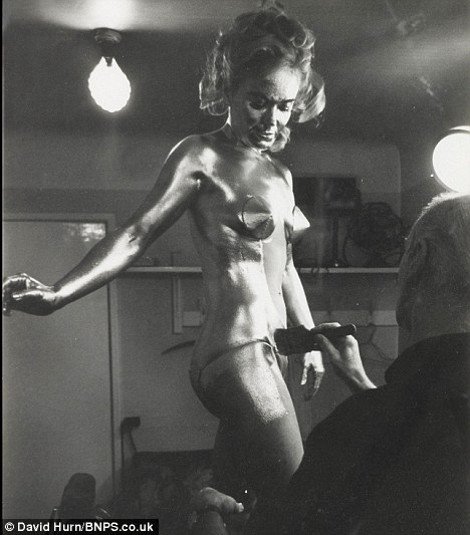 Οταν η Σίρλεϊ Ιτον βάφτηκε... χρυσή για να γίνει το bondgirl του «Goldfinger» [εικόνες] | iefimerida.gr 0