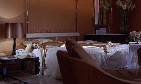 Οταν η Σίρλεϊ Ιτον βάφτηκε... χρυσή για να γίνει το bondgirl του «Goldfinger» [εικόνες] | iefimerida.gr 7