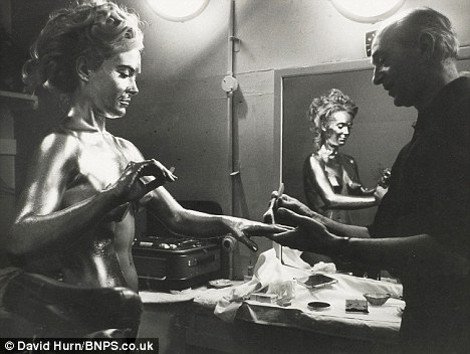 Οταν η Σίρλεϊ Ιτον βάφτηκε... χρυσή για να γίνει το bondgirl του «Goldfinger» [εικόνες] | iefimerida.gr 1