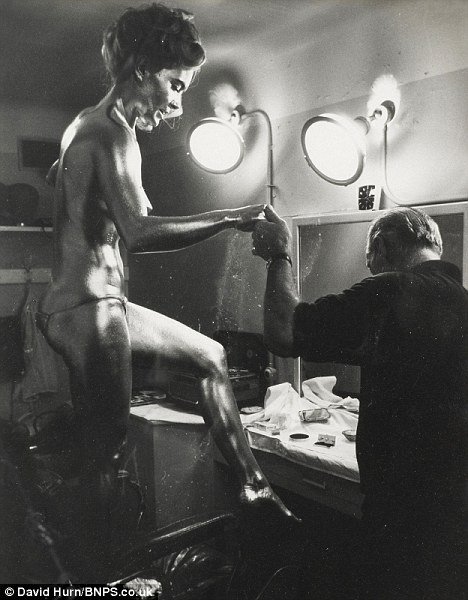 Οταν η Σίρλεϊ Ιτον βάφτηκε... χρυσή για να γίνει το bondgirl του «Goldfinger» [εικόνες] | iefimerida.gr 2