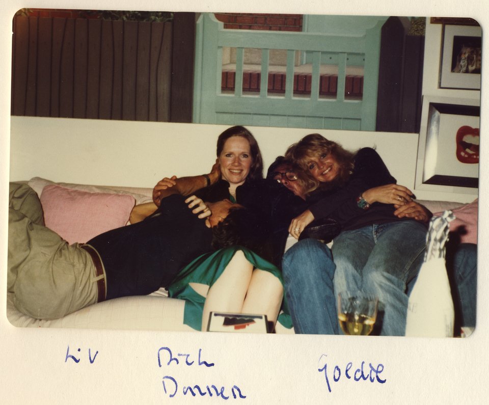 Οι σταρ όπως δεν τους έχουμε ξαναδεί -Ανέκδοτες φωτογραφίες από πάρτι, αγκαλιές και χαλαρές ή ξέφρενες πόζες [εικόνες] | iefimerida.gr 15