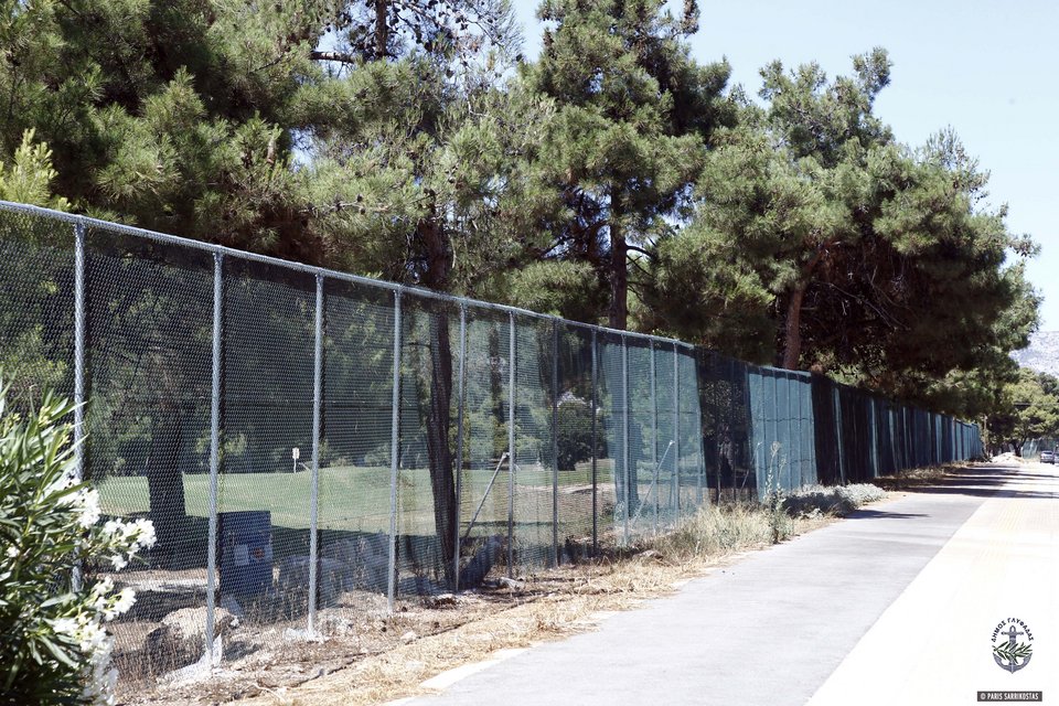 Εβαλαν καινούριο φράχτη στο Γκολφ Γλυφάδας -Για να μη φεύγουν οι μπάλες έξω από το γήπεδο [εικόνες] | iefimerida.gr 3