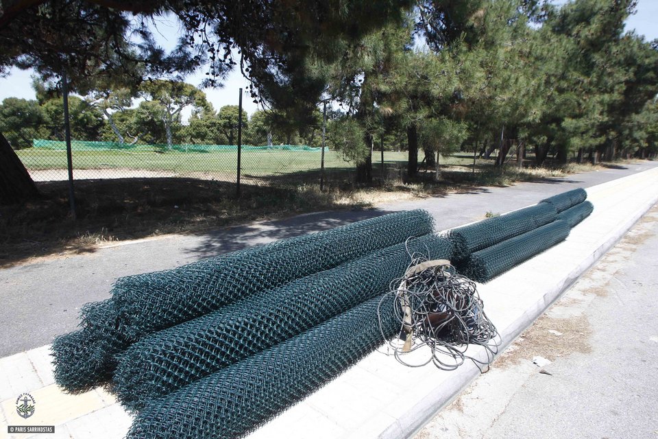 Εβαλαν καινούριο φράχτη στο Γκολφ Γλυφάδας -Για να μη φεύγουν οι μπάλες έξω από το γήπεδο [εικόνες] | iefimerida.gr 0