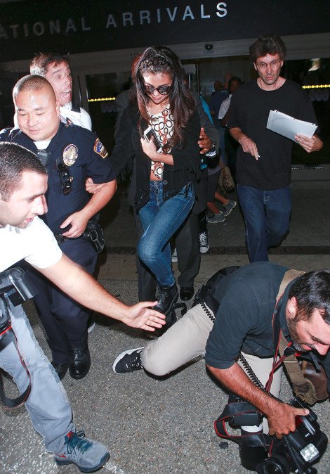 Εγινε ρεζίλι -Τραγουδίστρια συνελήφθη με ορθάνοιχτο το φερμουάρ της [εικόνες] | iefimerida.gr 1