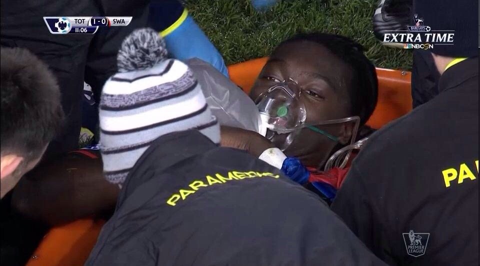 Σοκ στο Λονδίνο: Ποδοσφαιριστής έχασε τις αισθήσεις του και σωριάστηκε στο χορτάρι [εικόνες] | iefimerida.gr 0