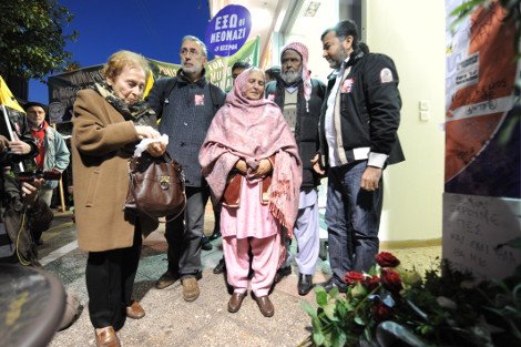 Δίπλα δίπλα οι γονείς του Πακιστανού που δολοφονήθηκε στα Πετράλωνα με συγγενείς του Παύλου Φύσσα [εικόνες] | iefimerida.gr 0