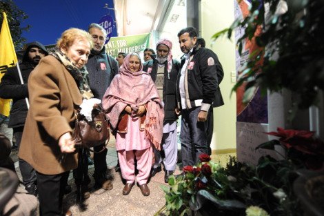 Δίπλα δίπλα οι γονείς του Πακιστανού που δολοφονήθηκε στα Πετράλωνα με συγγενείς του Παύλου Φύσσα [εικόνες] | iefimerida.gr 1