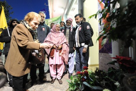 Δίπλα δίπλα οι γονείς του Πακιστανού που δολοφονήθηκε στα Πετράλωνα με συγγενείς του Παύλου Φύσσα [εικόνες] | iefimerida.gr 2