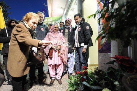 Δίπλα δίπλα οι γονείς του Πακιστανού που δολοφονήθηκε στα Πετράλωνα με συγγενείς του Παύλου Φύσσα [εικόνες] | iefimerida.gr 3