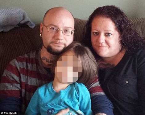 Νεαρός μπέιμπι σίτερ «χτύπησε» τατουάζ σε δύο ανήλικα κορίτσια –Οι γονείς επιχείρησαν να τα αφαιρέσουν με καυτή λεπίδα [εικόνες] | iefimerida.gr 1