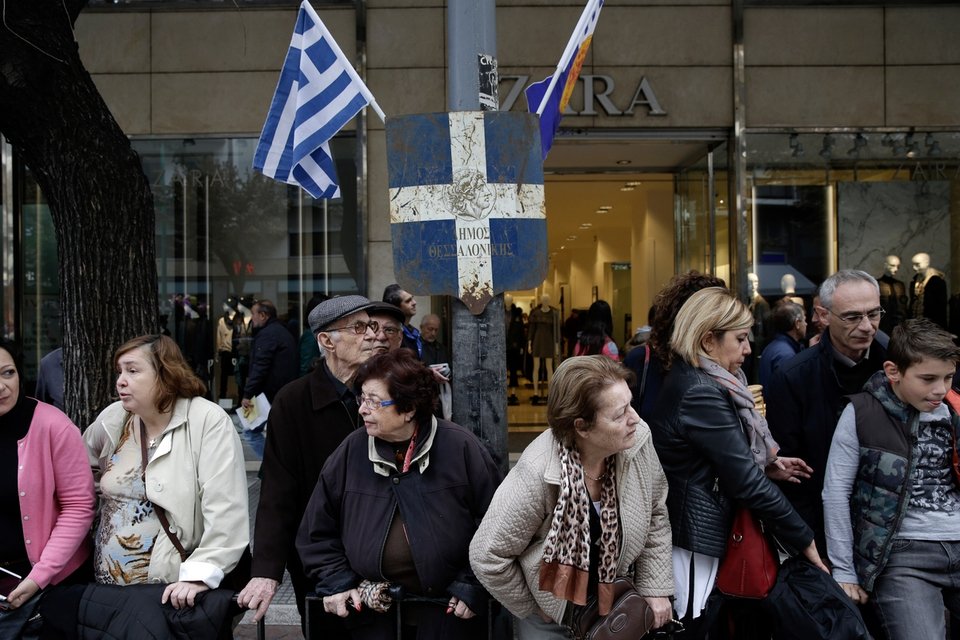 Θεσσαλονίκη: Τα γέλια στην εξέδρα, ο δρομέας και... τα απρόοπτα της μαθητικής παρέλασης! [εικόνες]  | iefimerida.gr 0