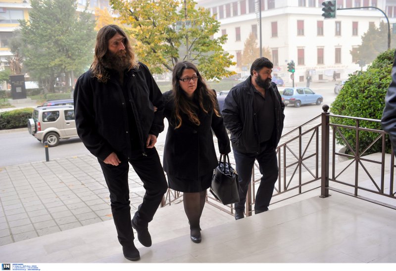 Πορτραίτα που συγκινούν -Γονείς ποζάρουν στα παιδικά δωμάτια που τα παιδιά τους άφησαν πίσω [εικόνες] | iefimerida.gr 1