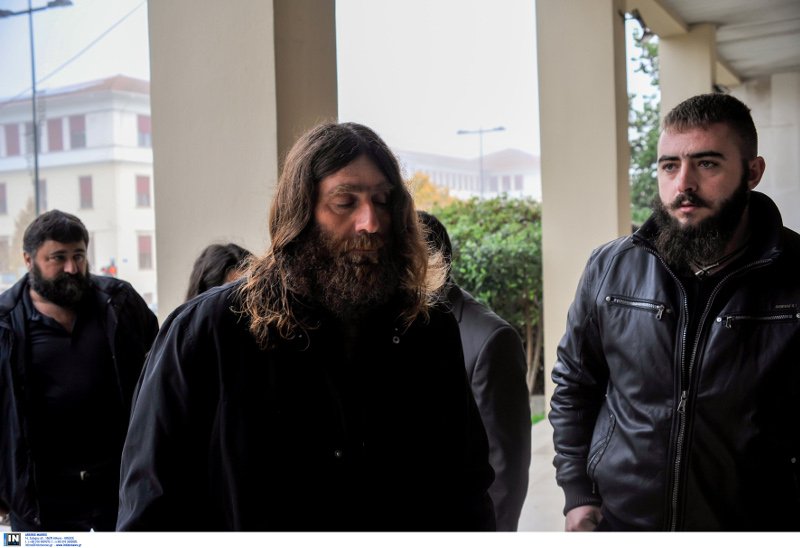 Πορτραίτα που συγκινούν -Γονείς ποζάρουν στα παιδικά δωμάτια που τα παιδιά τους άφησαν πίσω [εικόνες] | iefimerida.gr 2