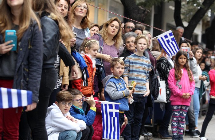 Θεσσαλονίκη: Τα γέλια στην εξέδρα, ο δρομέας και... τα απρόοπτα της μαθητικής παρέλασης! [εικόνες]  | iefimerida.gr 1