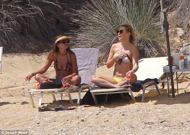 Η Κέιτ Χάντσον με θεϊκό κορμί σε παραλία της Σκιάθου [εικόνες] | iefimerida.gr 0