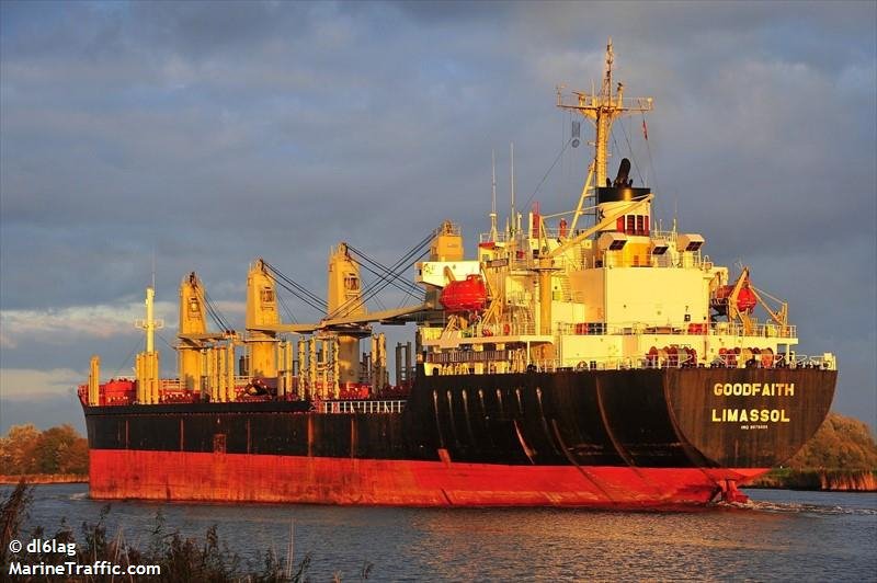 Αγωνία στο Αιγαίο: Φορτηγό πλοίο προσάραξε στην Ανδρο -Επιχείρηση διάσωσης των 22 μελών του πληρώματος [εικόνες] | iefimerida.gr 3