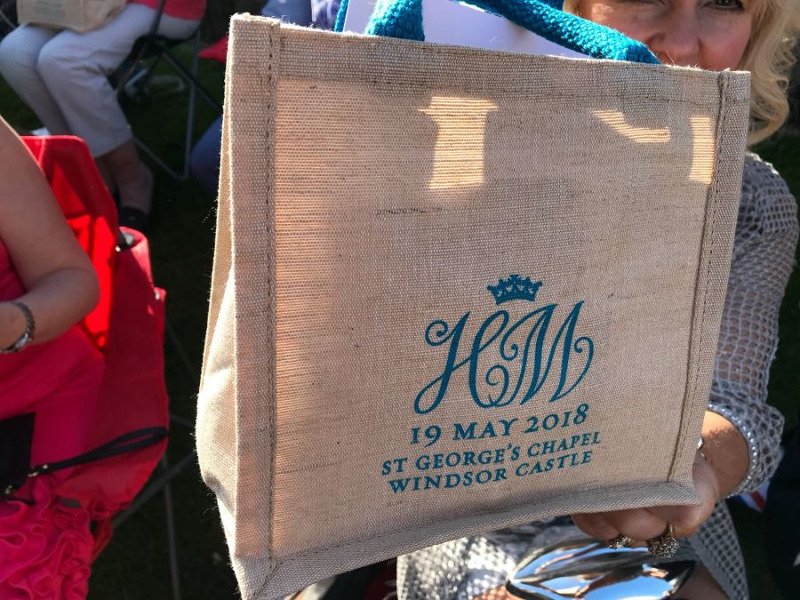 Χιλιάδες κόσμου έξω από το κάστρο Γουίνσδορ -Τα αναμνηστικά δώρα που τους μοίρασαν [εικόνες] | iefimerida.gr 8