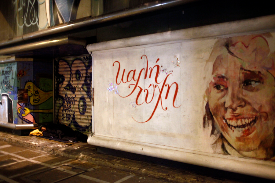 Οταν η ίδια η Αθήνα σαρκάζει τους άστεγους της - Συνέβη χθες βράδυ στη Σταδίου [εικόνα] | iefimerida.gr 0