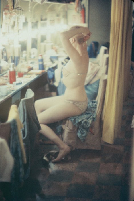 Πίσω από τα φώτα: Πώς ήταν η ζωή των κοριτσιών στα καμπαρέ της Νέας Υόρκης το 1958 [εικόνες] | iefimerida.gr 5