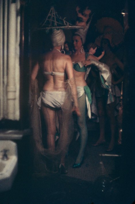 Πίσω από τα φώτα: Πώς ήταν η ζωή των κοριτσιών στα καμπαρέ της Νέας Υόρκης το 1958 [εικόνες] | iefimerida.gr 8