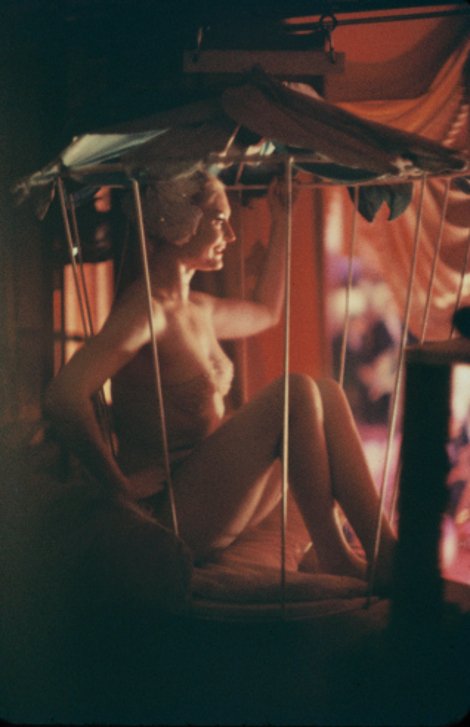 Πίσω από τα φώτα: Πώς ήταν η ζωή των κοριτσιών στα καμπαρέ της Νέας Υόρκης το 1958 [εικόνες] | iefimerida.gr 11