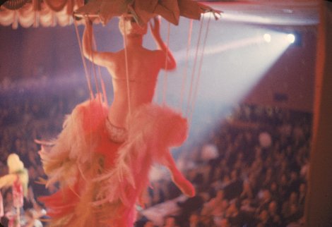 Πίσω από τα φώτα: Πώς ήταν η ζωή των κοριτσιών στα καμπαρέ της Νέας Υόρκης το 1958 [εικόνες] | iefimerida.gr 13