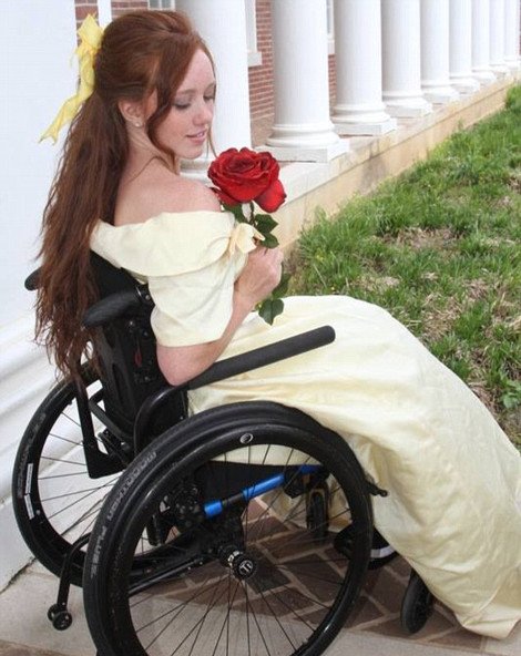 Σαν όνειρο: Νεαρή  με αναπηρία γίνεται μοντέλο -Μεταμορφώνεται σε γοργόνα και μαγνητίζει το φακό [εικόνες] | iefimerida.gr 7