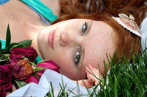 Σαν όνειρο: Νεαρή  με αναπηρία γίνεται μοντέλο -Μεταμορφώνεται σε γοργόνα και μαγνητίζει το φακό [εικόνες] | iefimerida.gr 6